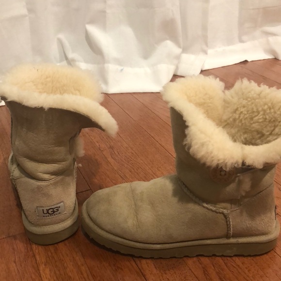 LIGHT SINGLE BUTTON UGGS - Picture 1 of 4